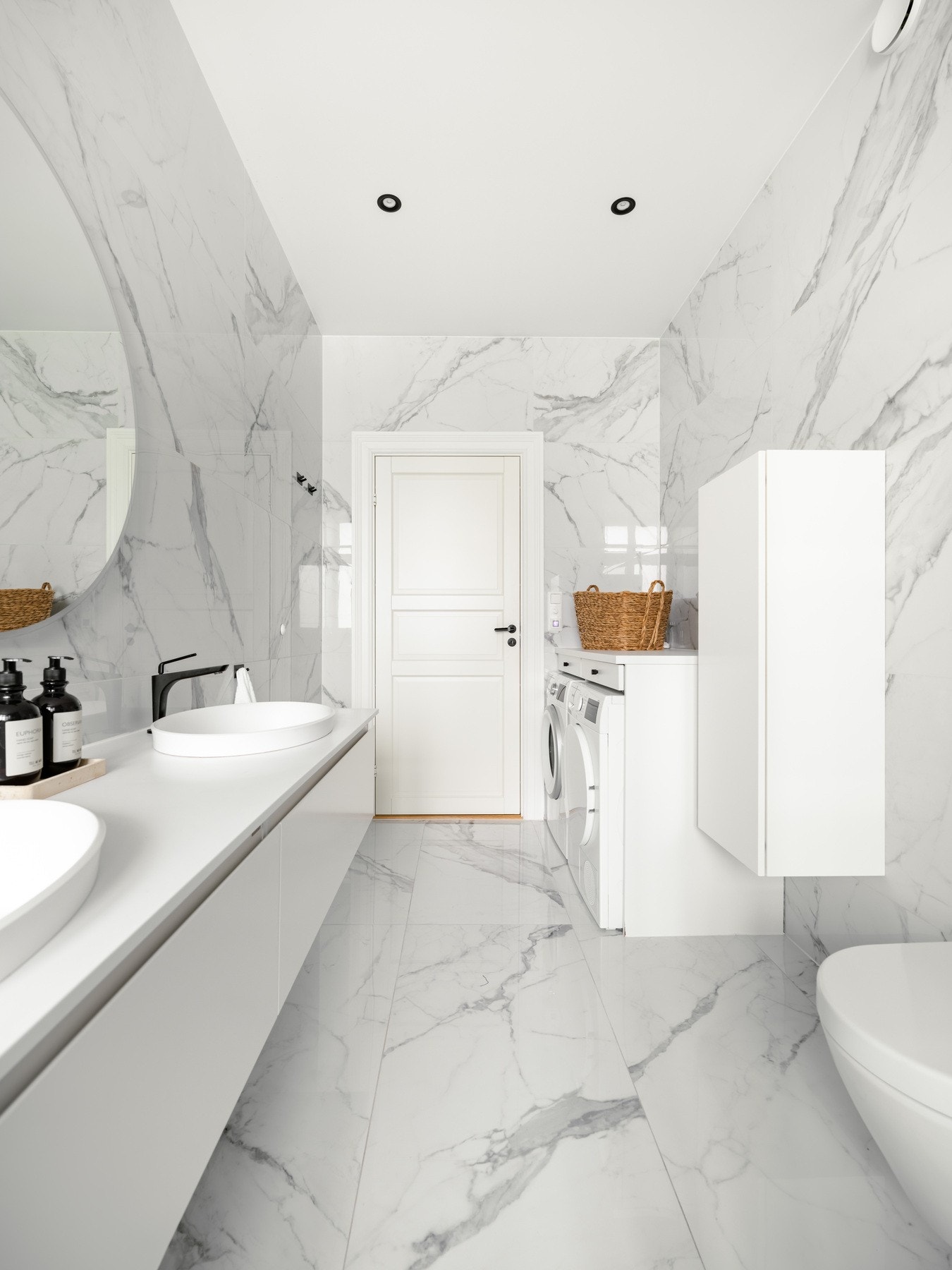 Det er opplegg til både vaskemaskin og tørketrommel under en praktisk arbeidsbenk. Galleribilde