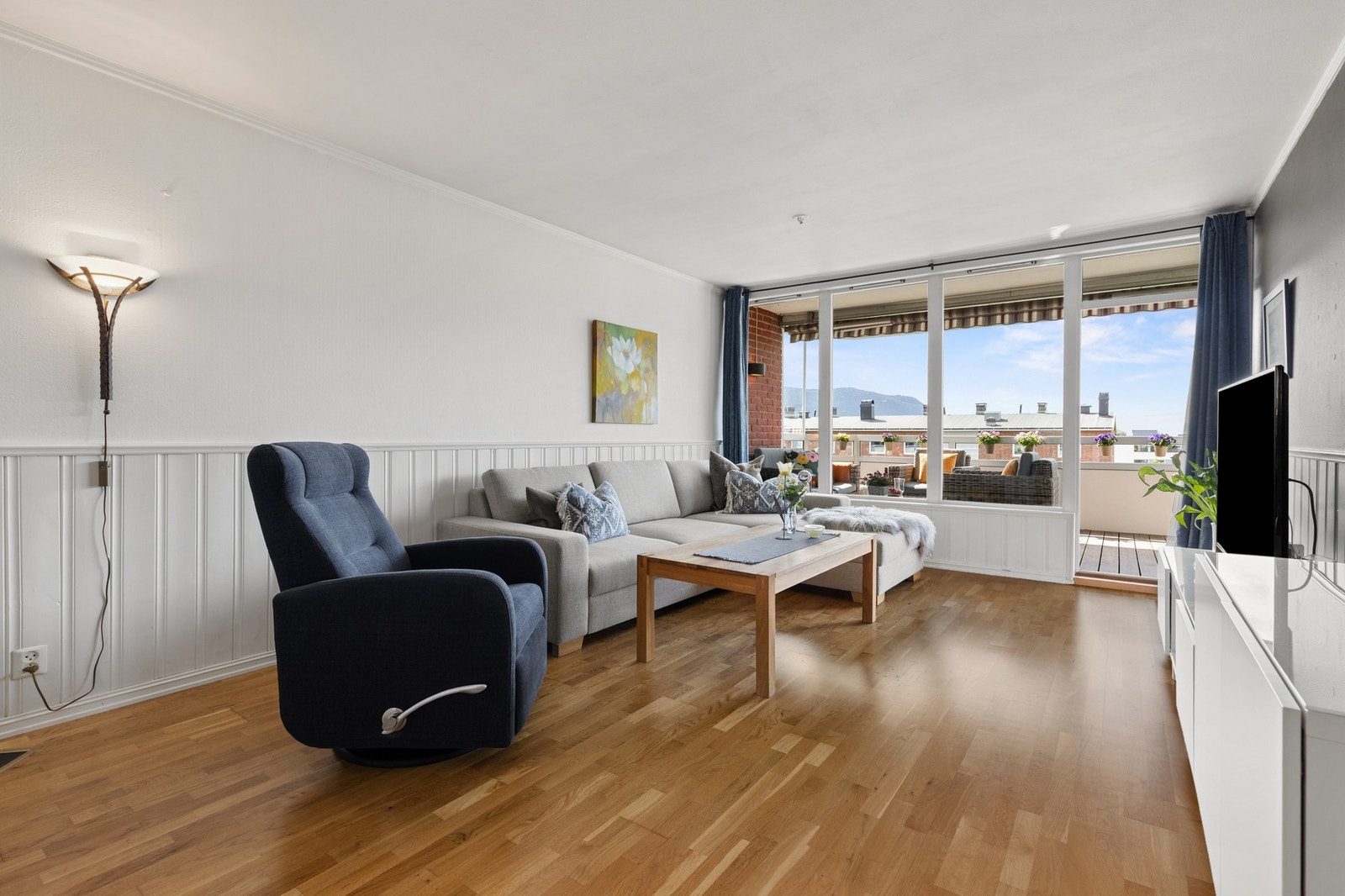 Stue med store vindusflater som slipper inn rikelig med naturlig lys Galleribilde