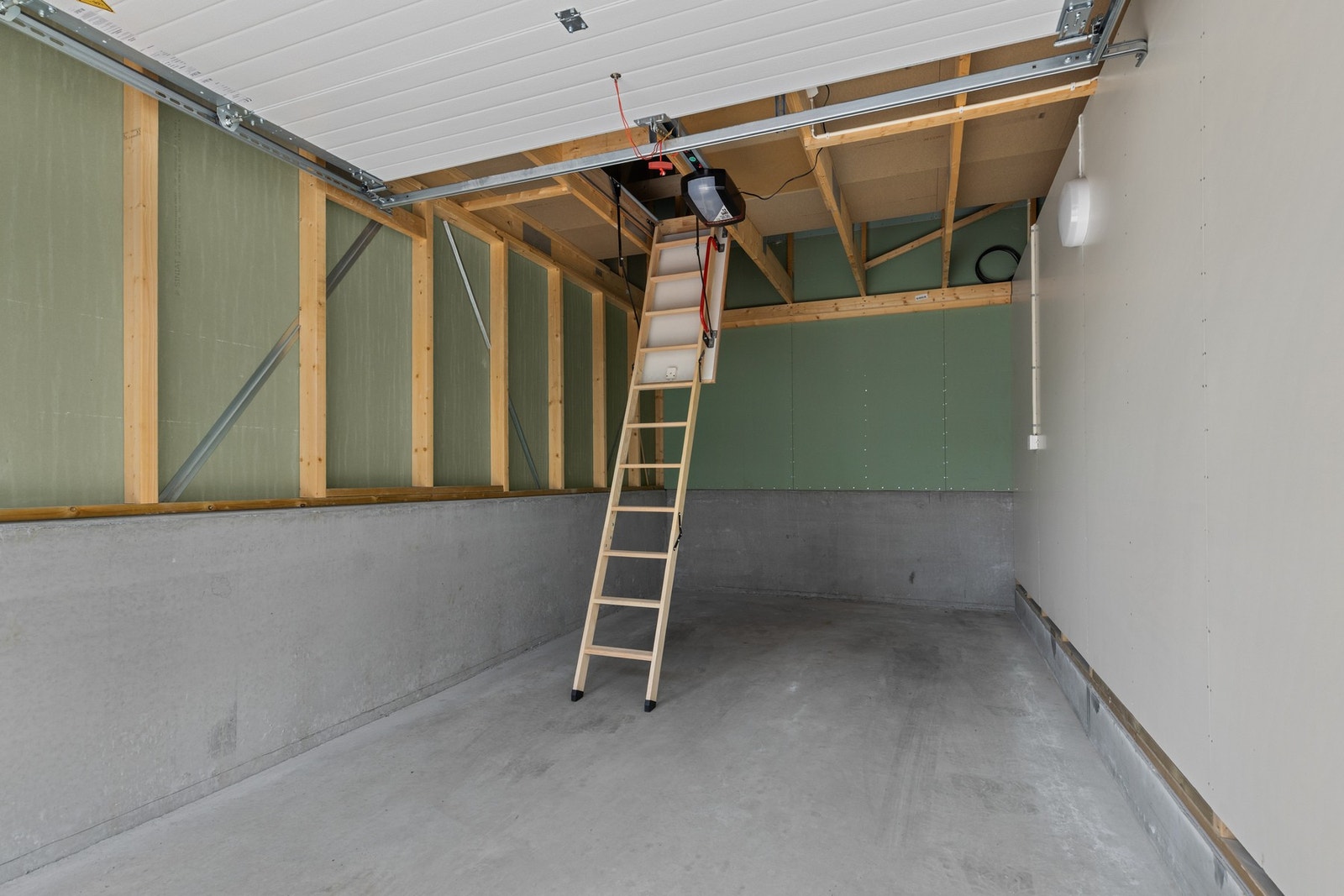 Garasjen har lagringsplass på loftet og det er mulighet for å sette inn boks for elbil-lader Galleribilde