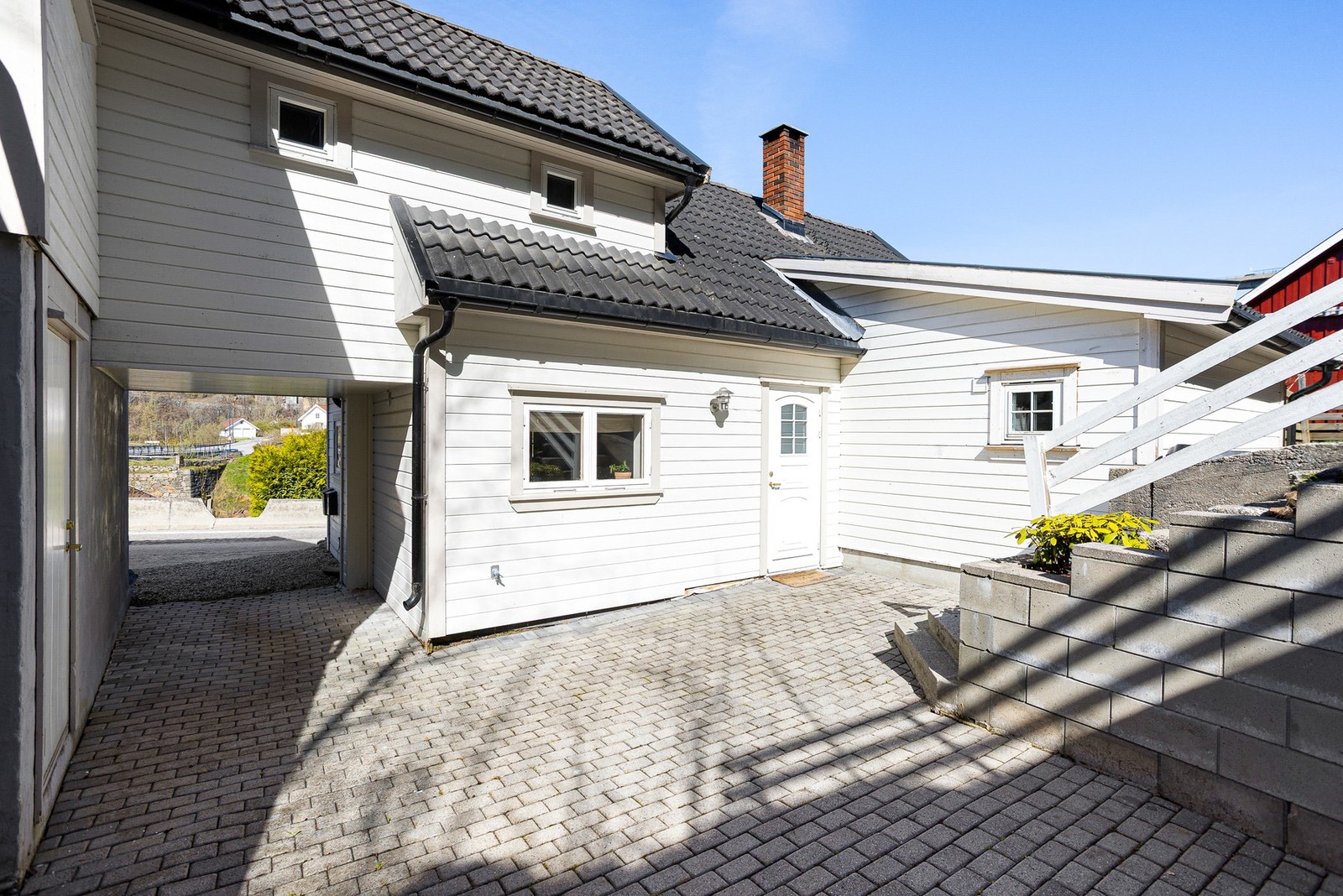 Koselig bakgård med inngang til hoveddelen Galleribilde