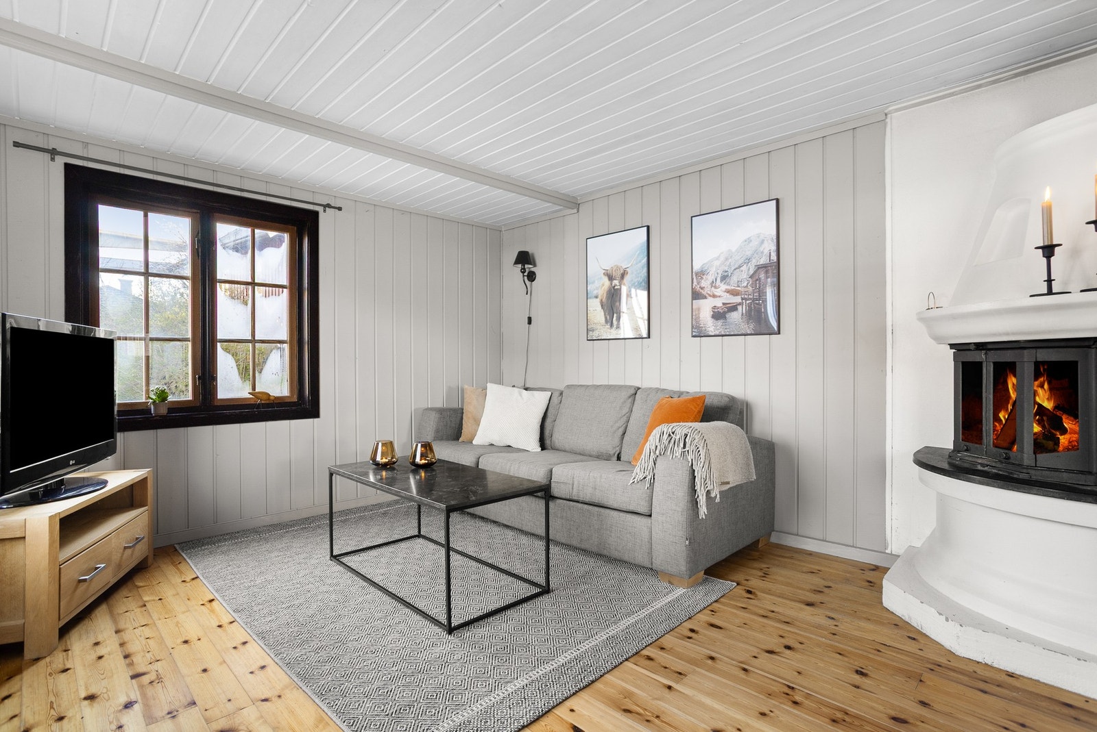 Stue i hoveddel med vedovn Galleribilde