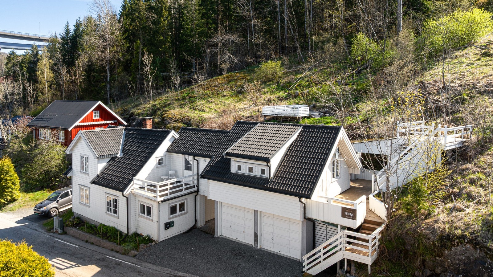 Boligen er innredet som 2 enheter. Det er gjennomgang mellom enhetene med låsbar dør. Det går fint å bruke hele boligen om ønskelig, eller man kan leie ut deler av boligen. Boligen er registrert hos kommunen som enebolig med hybel/sokkelleilighet. Galleribilde