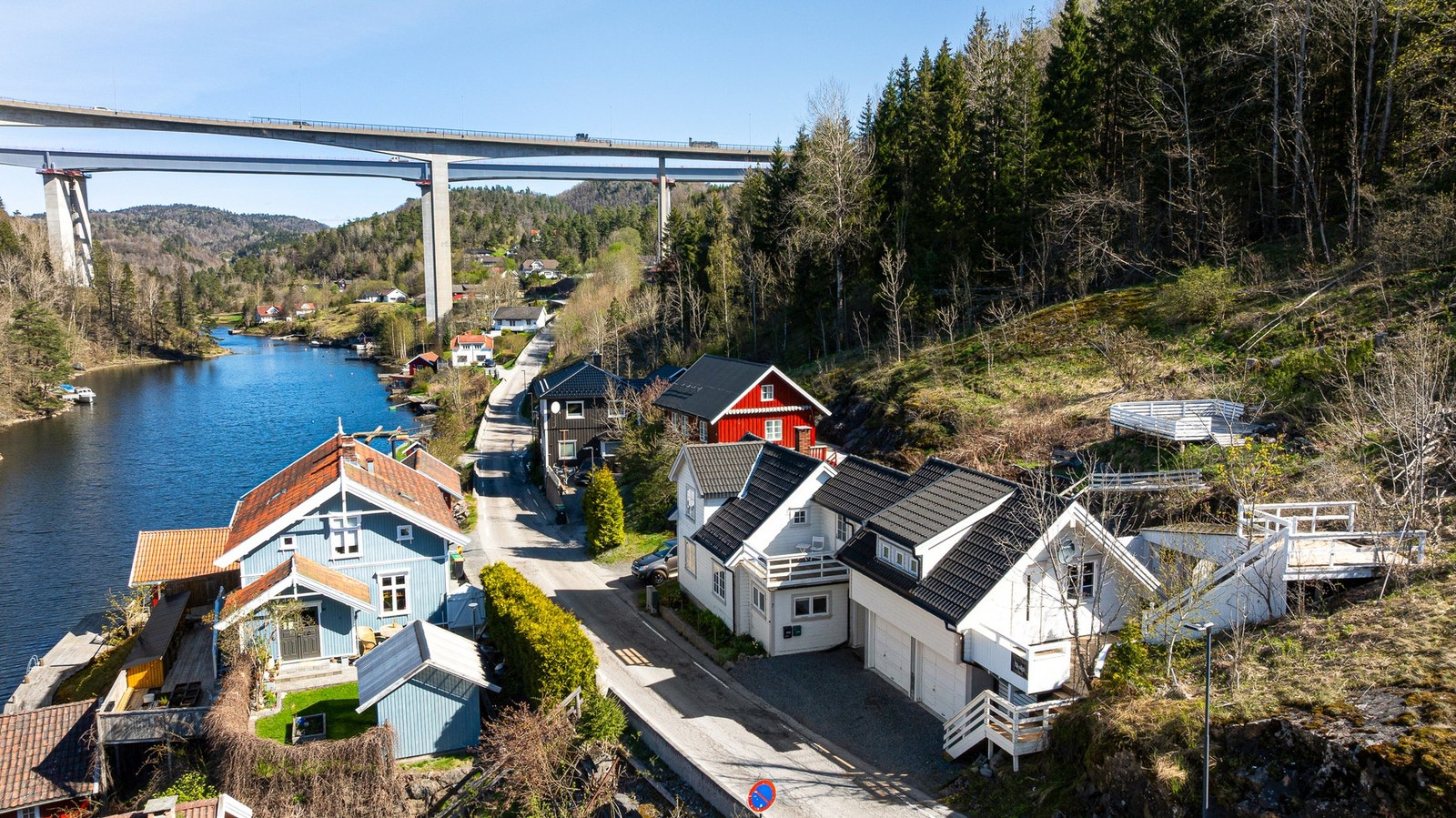 Boligen har en fin beliggenhet med vakker utsikt og nærhet til sjøen. Galleribilde