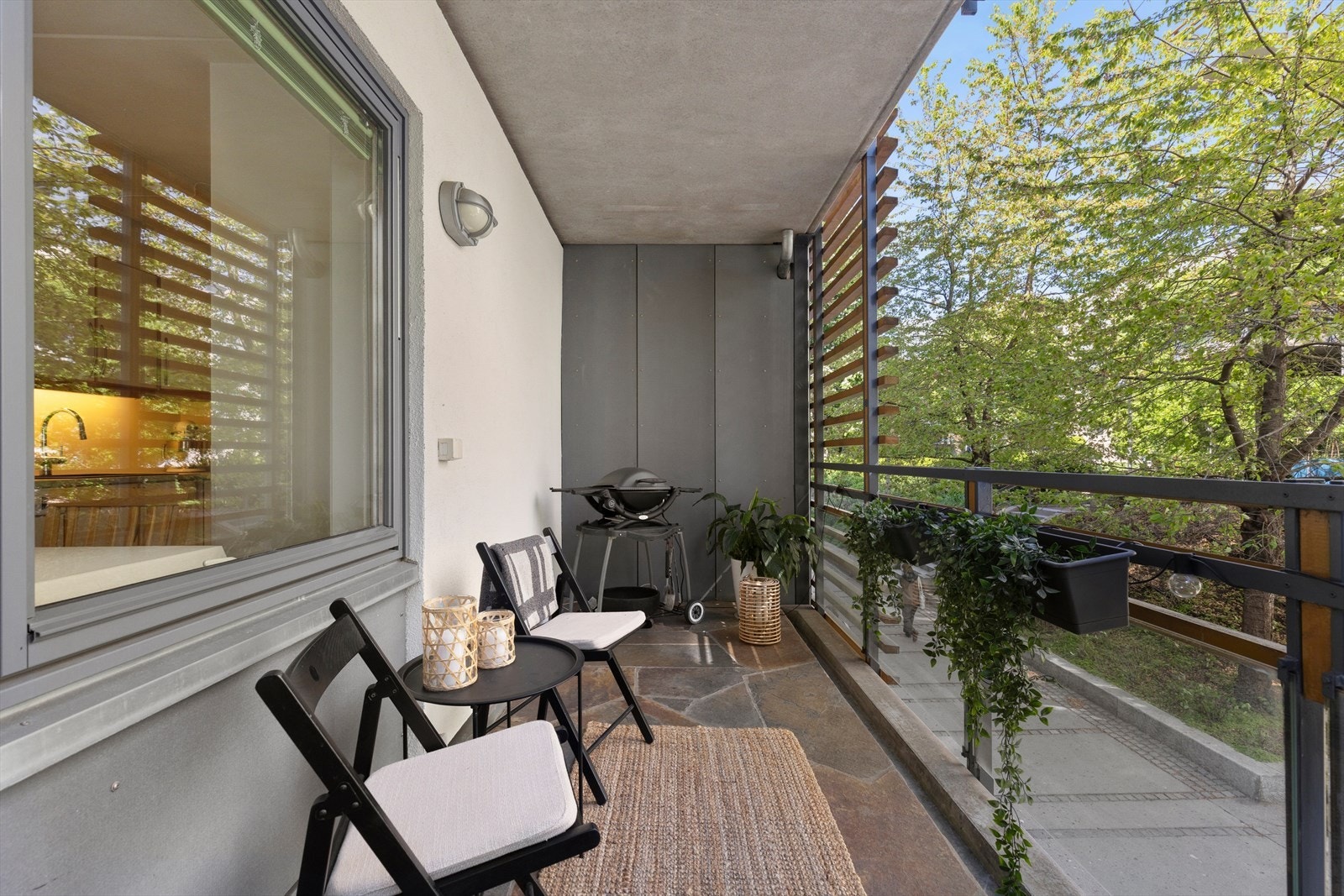 Her er det god plass til både sittegruppe, grill og annet ønskelig møblement. Galleribilde