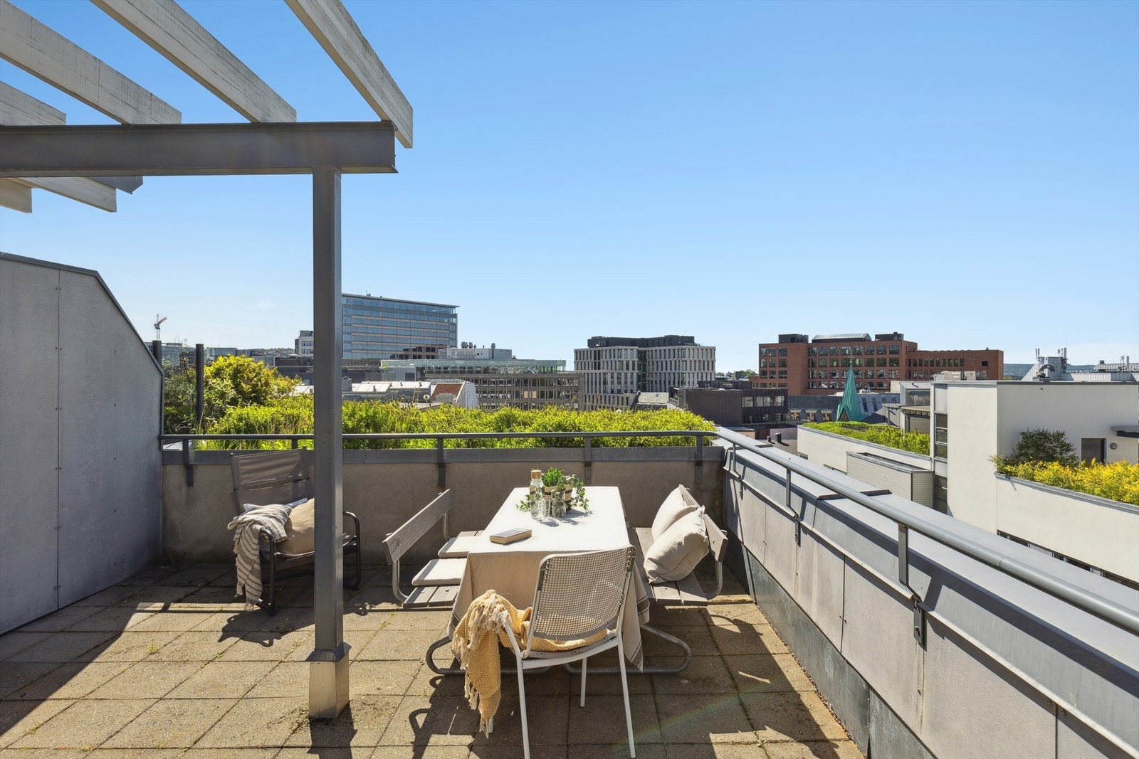 Nydelig og solrik takterrasse til felles bruk for beboere. Galleribilde