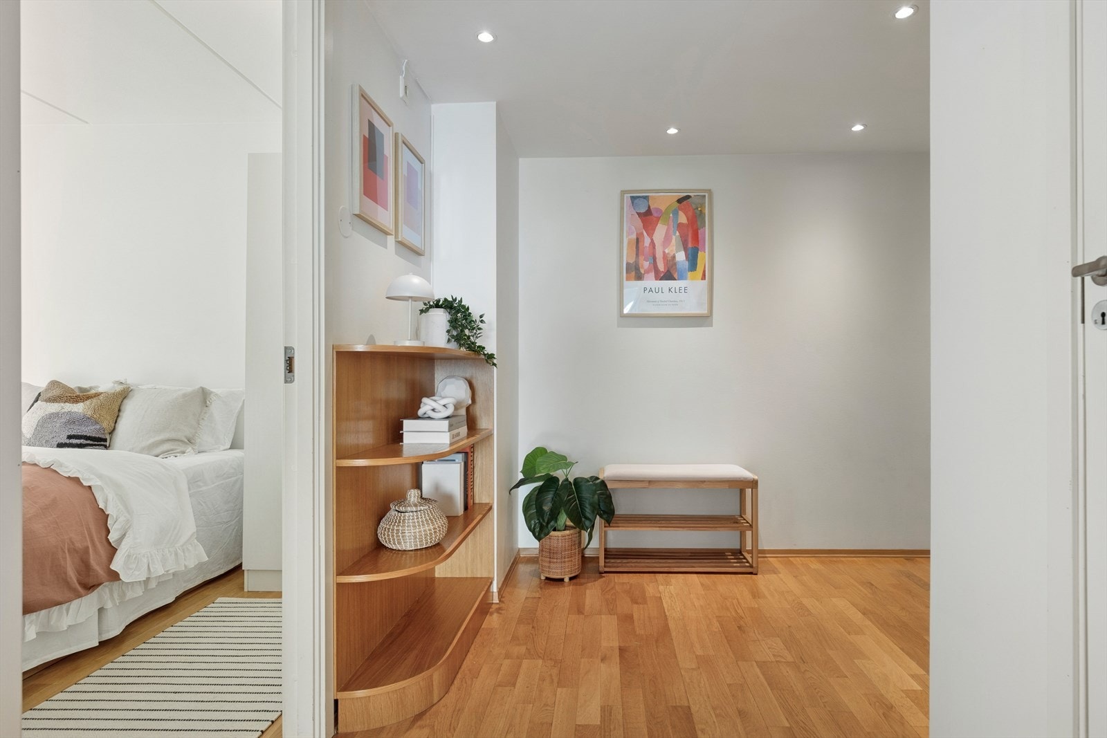 Romslig og innbydende inngangsparti med garderobeløsning og god plass til enkle oppbevaringsmøbler. Galleribilde