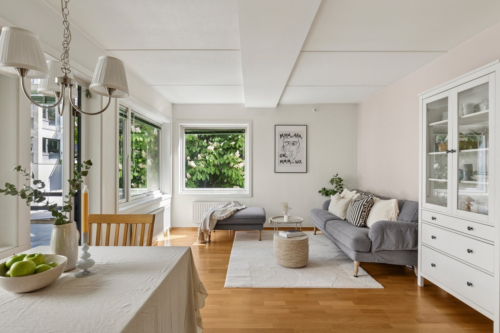 Stuen oppleves som lys og luftig, og har stor møbleringsfrihet. Galleribilde