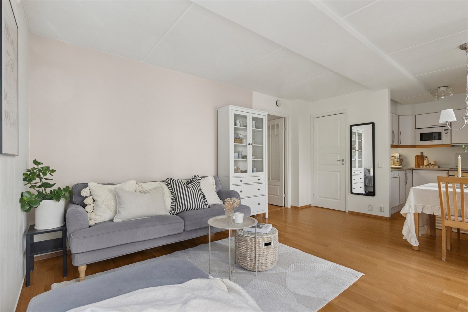 Her er det god plass til sofagruppe, tv-løsning og eventuelt møbler for oppbevaring. Det er også mye oppbevaringsplass i den innvendige boden. Galleribilde