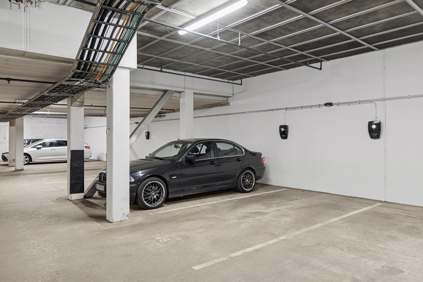 Garasjeplass med ladestasjon for el-bil medfølger. Galleribilde