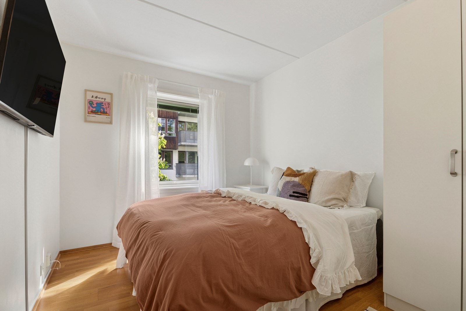 På hovedsoverommet er det god plass til en stor dobbeltseng og tilhørende møblement. Galleribilde