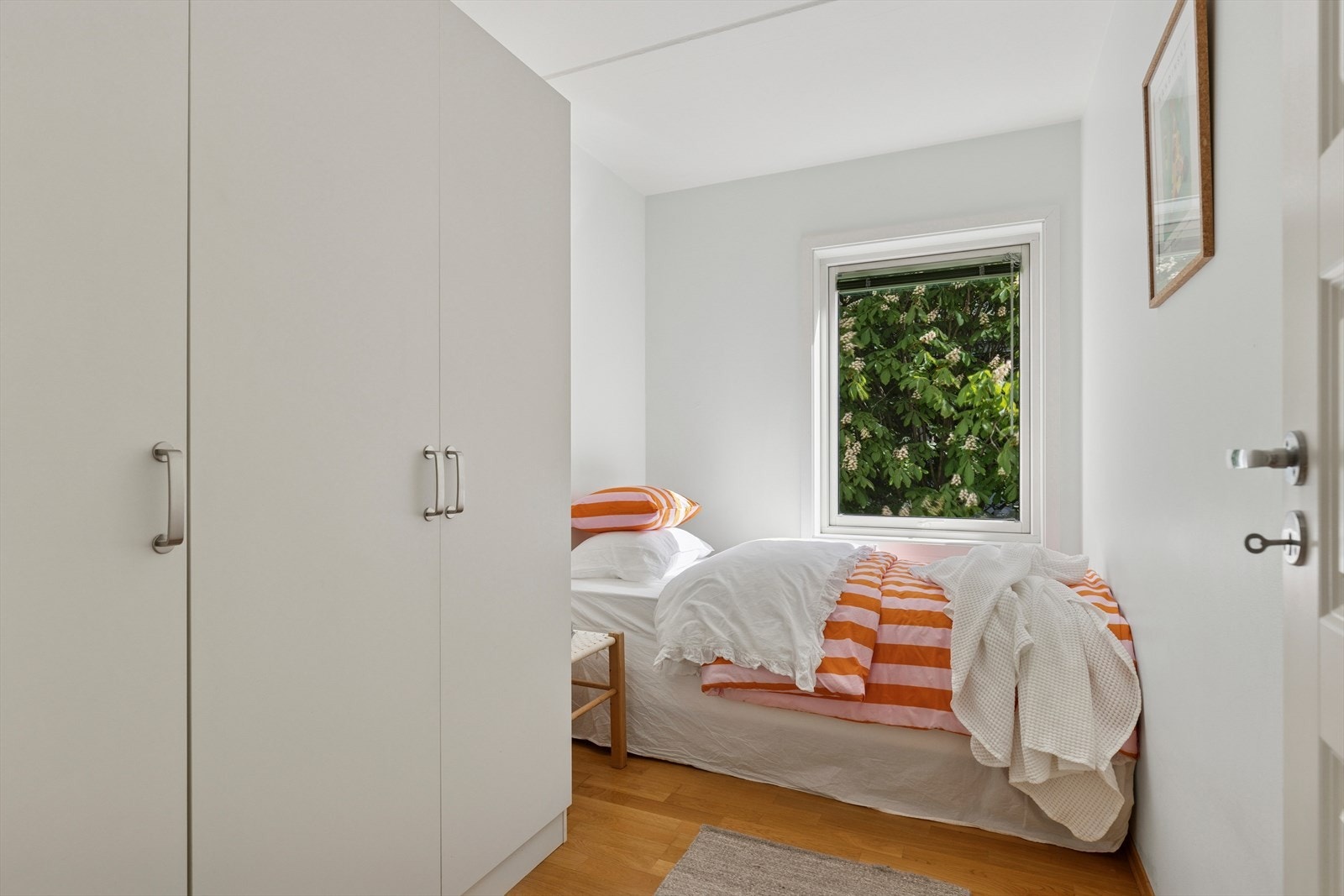 Her er det god plass til seng, kontorpult og oppbevaringsmøblement. Galleribilde