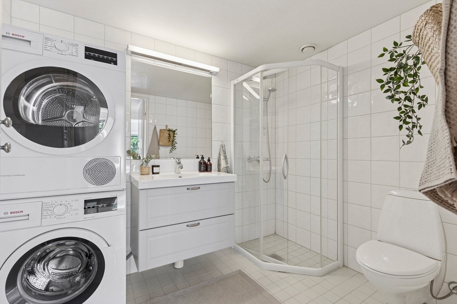 Pent, flislagt baderom med fliser på vegg og gulv. Rommet er utstyrt med varmekabel i gulv. Galleribilde