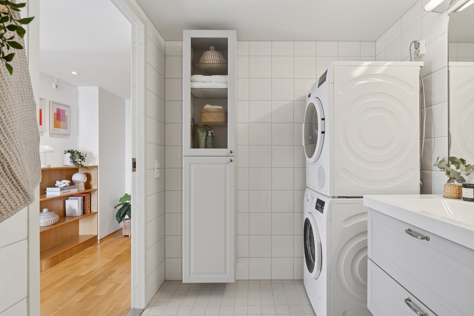 Innredningen består av nedfelt servant med skuffer, veggmontert toalett, dusjvegger, veggmontert skap til oppbevaring og opplegg for vaskemaskin. Galleribilde