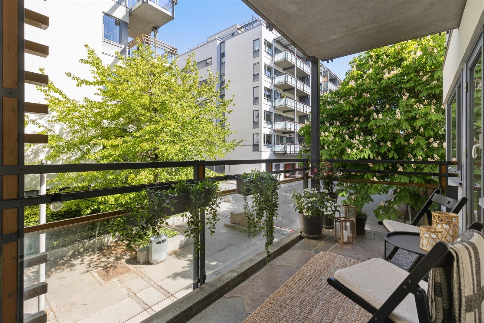 Fra stuen er det utgang til en frodig nordvendt balkong. Galleribilde