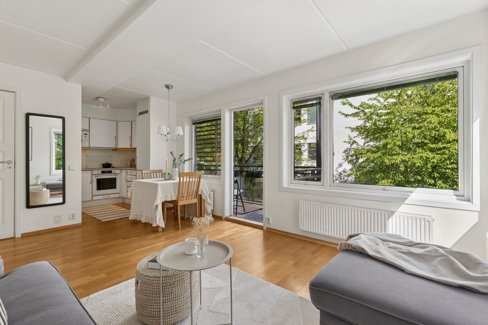 De store vindusflatene bidrar til rikelig med naturlig lys, og det grønne utsynet gjør at boligen oppleves som svært skjermet. Galleribilde