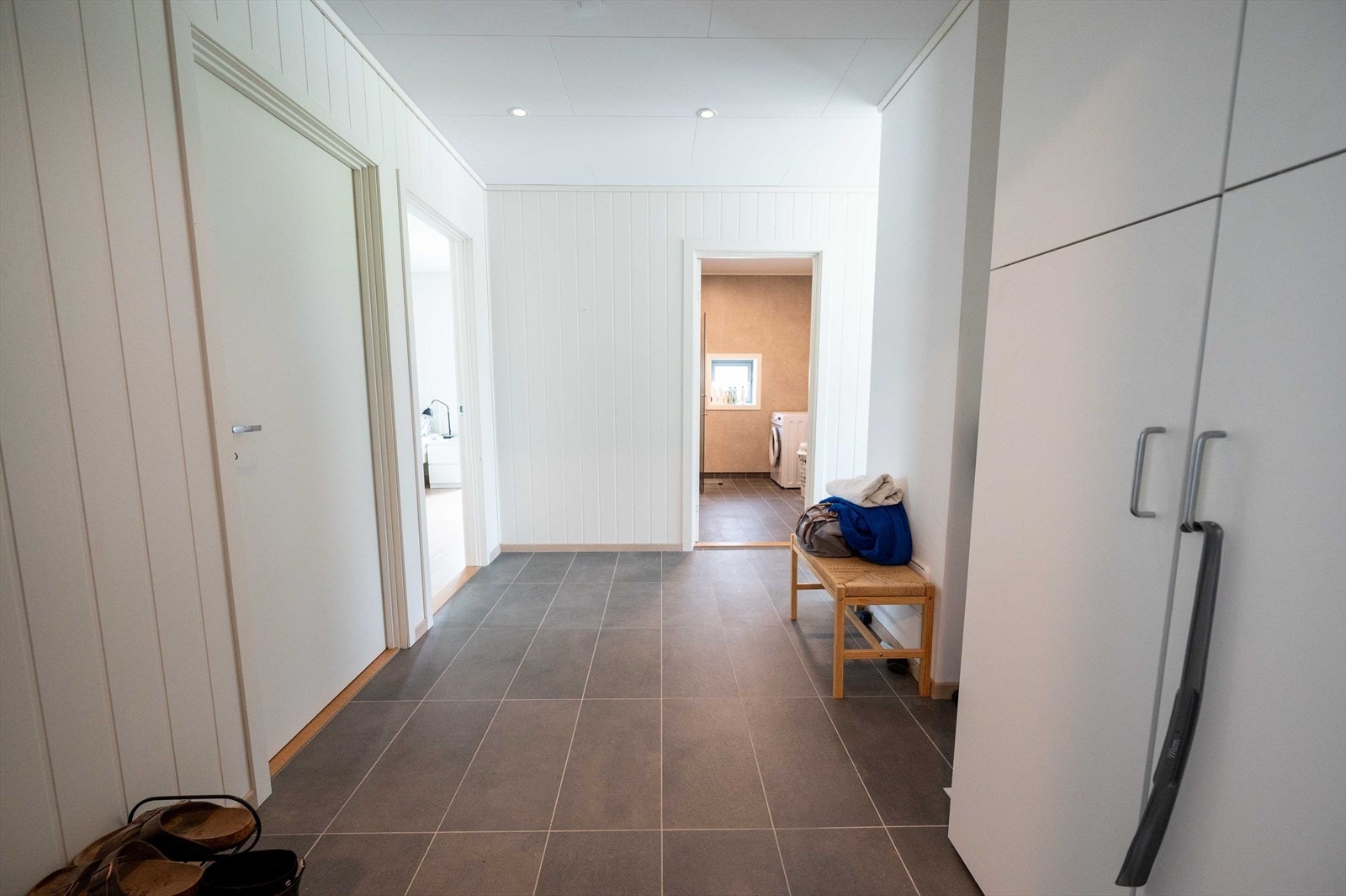Entreen er på hele 9 m² som sørger for godt med oppbevaring av yttertøy. Galleribilde