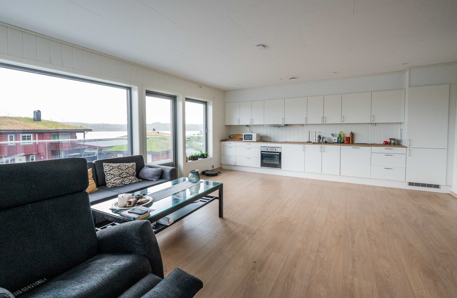 Det er åpen stue- og kjøkken løsning og allrommet strekker seg over 36,5 m². Galleribilde