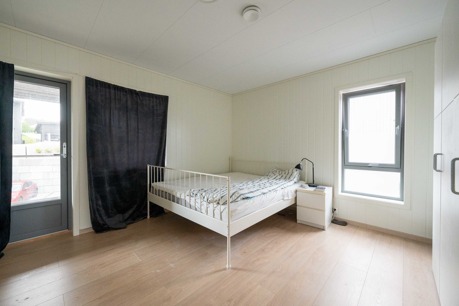 Fra hovedsoverommet er det direkte adkomst til leilighetens andre balkong. Galleribilde