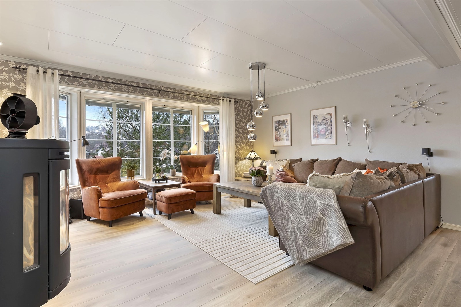 Boligen har en lys og stor stue med tilhørende spisestue. Galleribilde