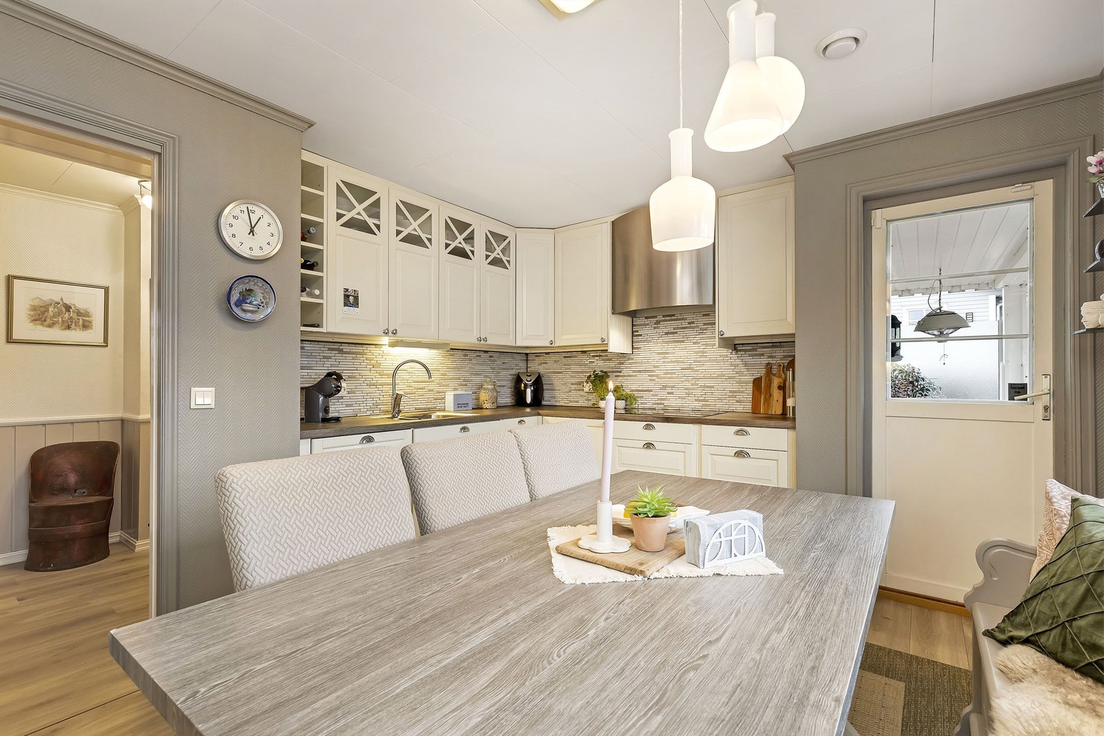 Kjøkken med Epoc kjøkkeninnredning fra 2019. Profilerte fronter og benkeplater av laminat med nedfelt oppvaskkum. Galleribilde