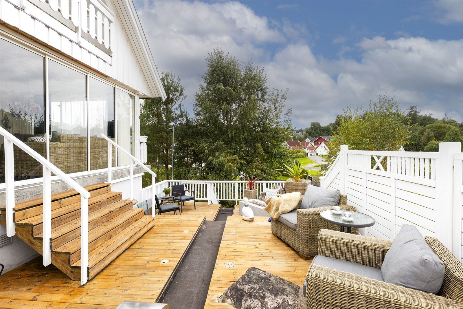 Vannfontene og vannfall gjennom terrassen. Galleribilde