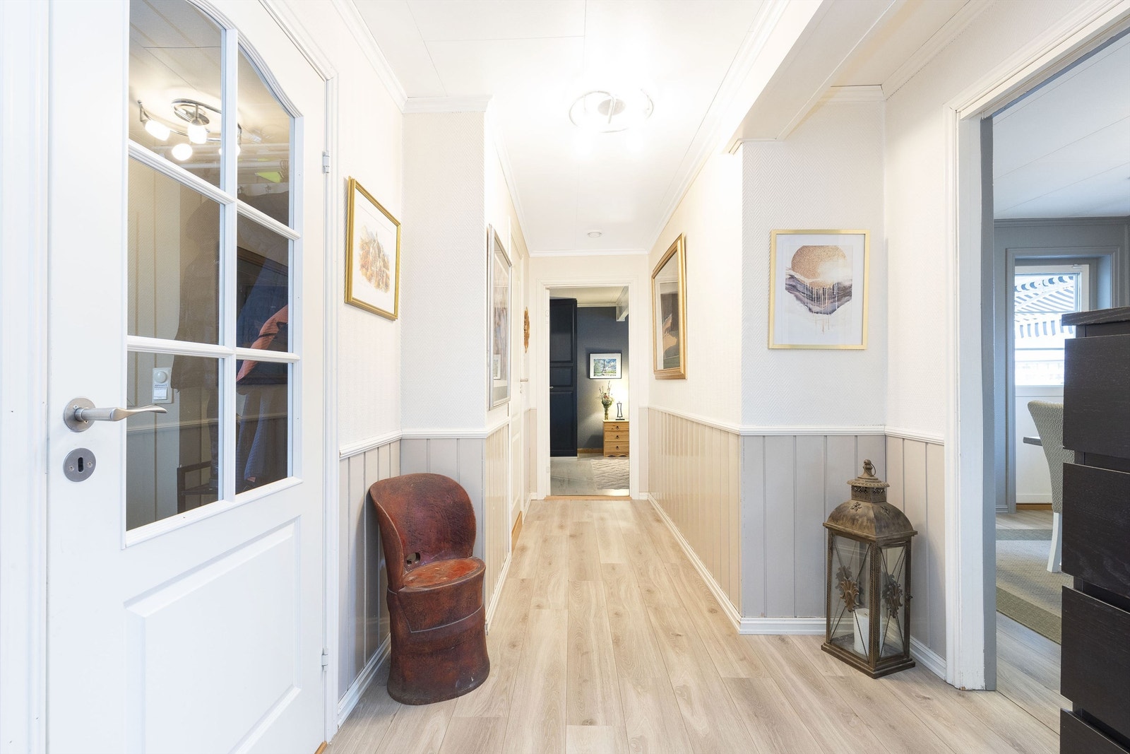 Lys og luftig gang. Galleribilde