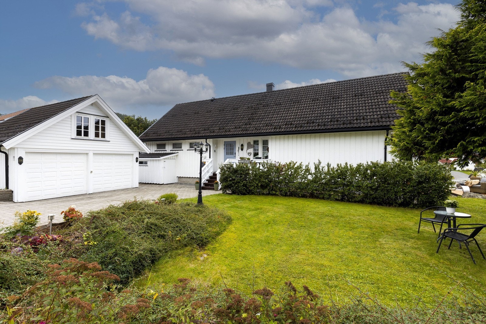 Dobbelgarasje med loft, 2 garasjeporter med elektriske port åpner. Galleribilde