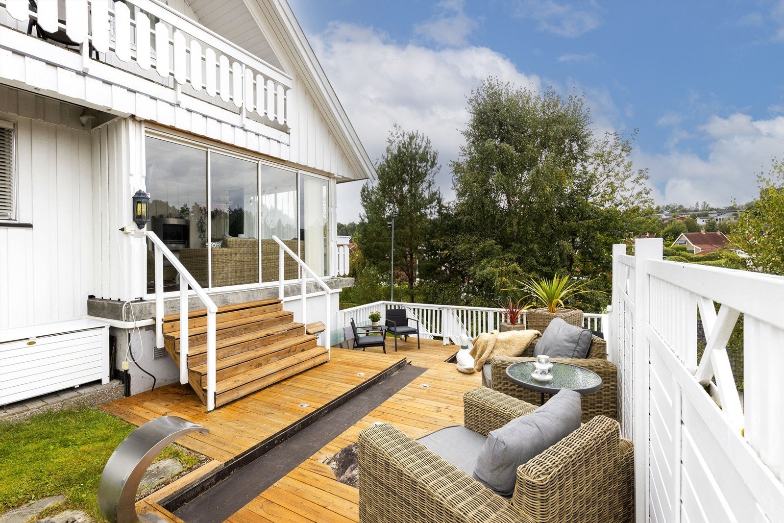 Utgang fra vinterhage til vestvendt terrasse på to nivåer på til sammen ca. 31 m2. Galleribilde