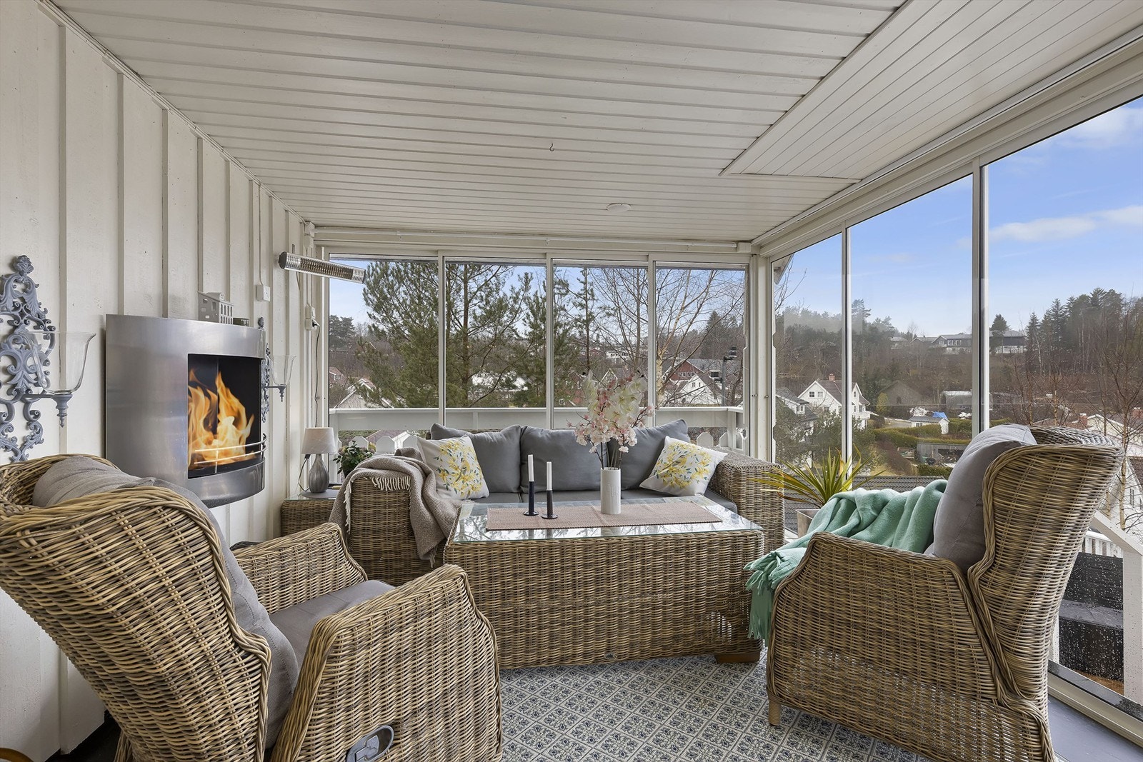 Innglasset veranda/ vinterhage med skyvedører på to sider og trapp ned til terrasse. Galleribilde