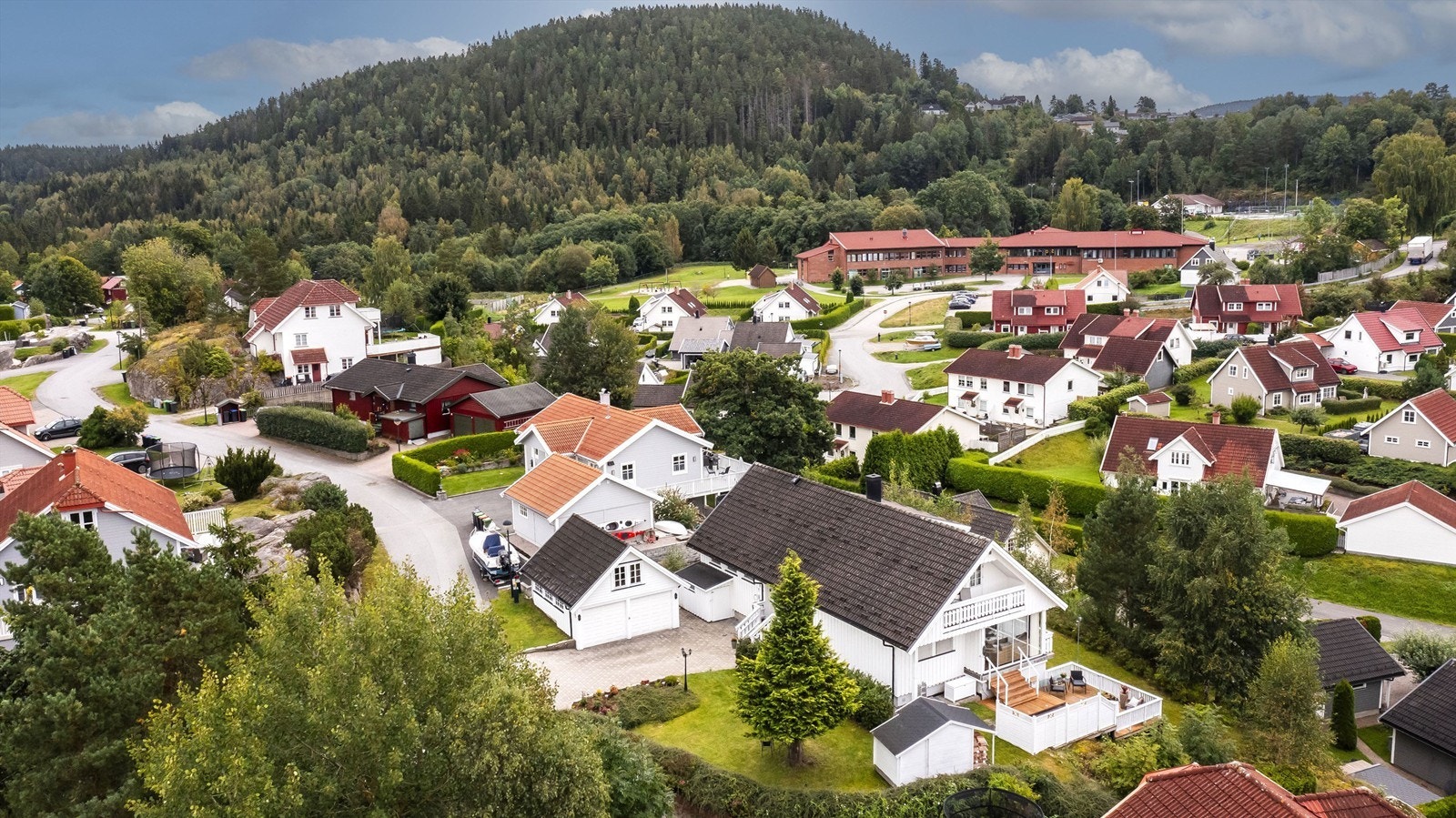 Rolig og barnevennlig beliggenhet i blindvei, og med nærhet til barnehage og barneskole. Galleribilde