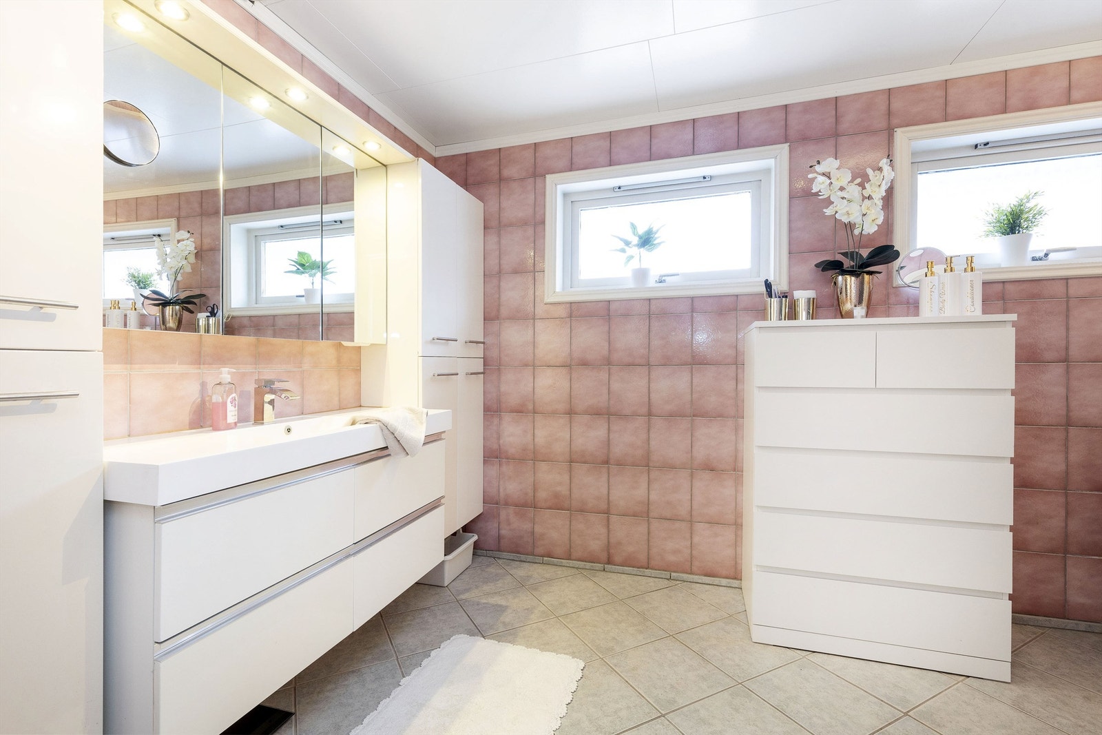 Bad i hovedetasje er oppgradert med gulvfliser i 2014 og det er varmekabler i gulv. Galleribilde