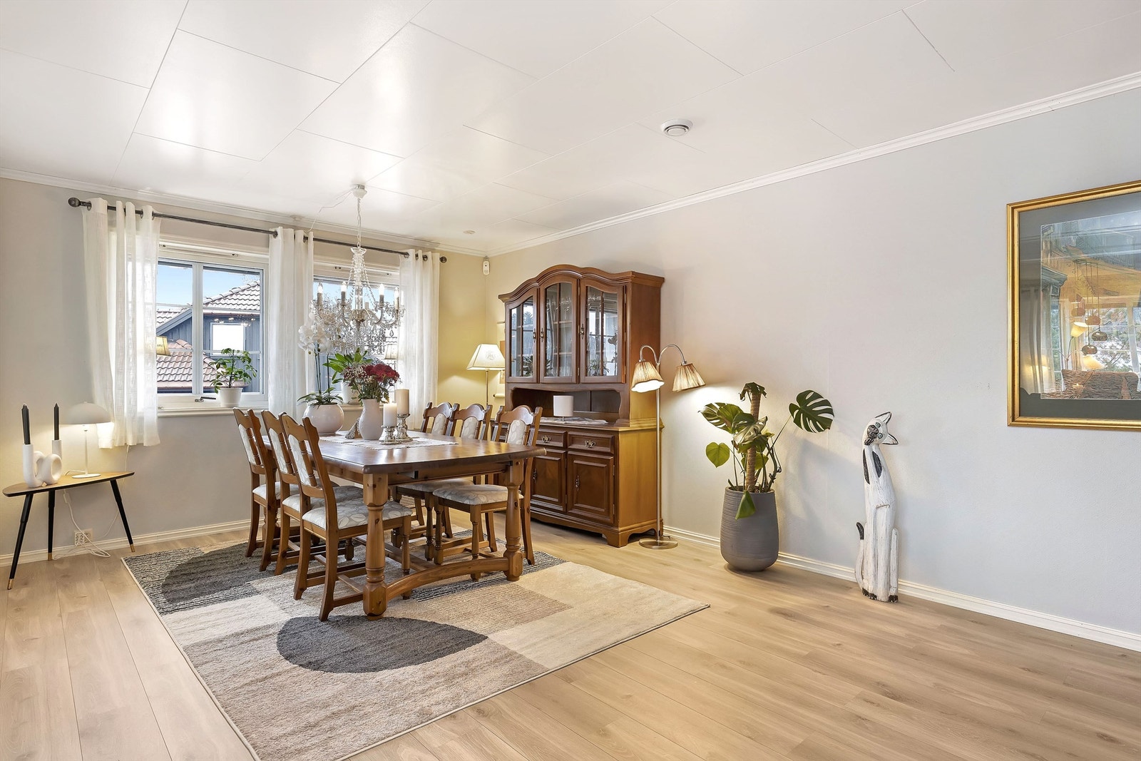 Spisestuen har god plass til stort spisebord med plass til storfamilien. Galleribilde