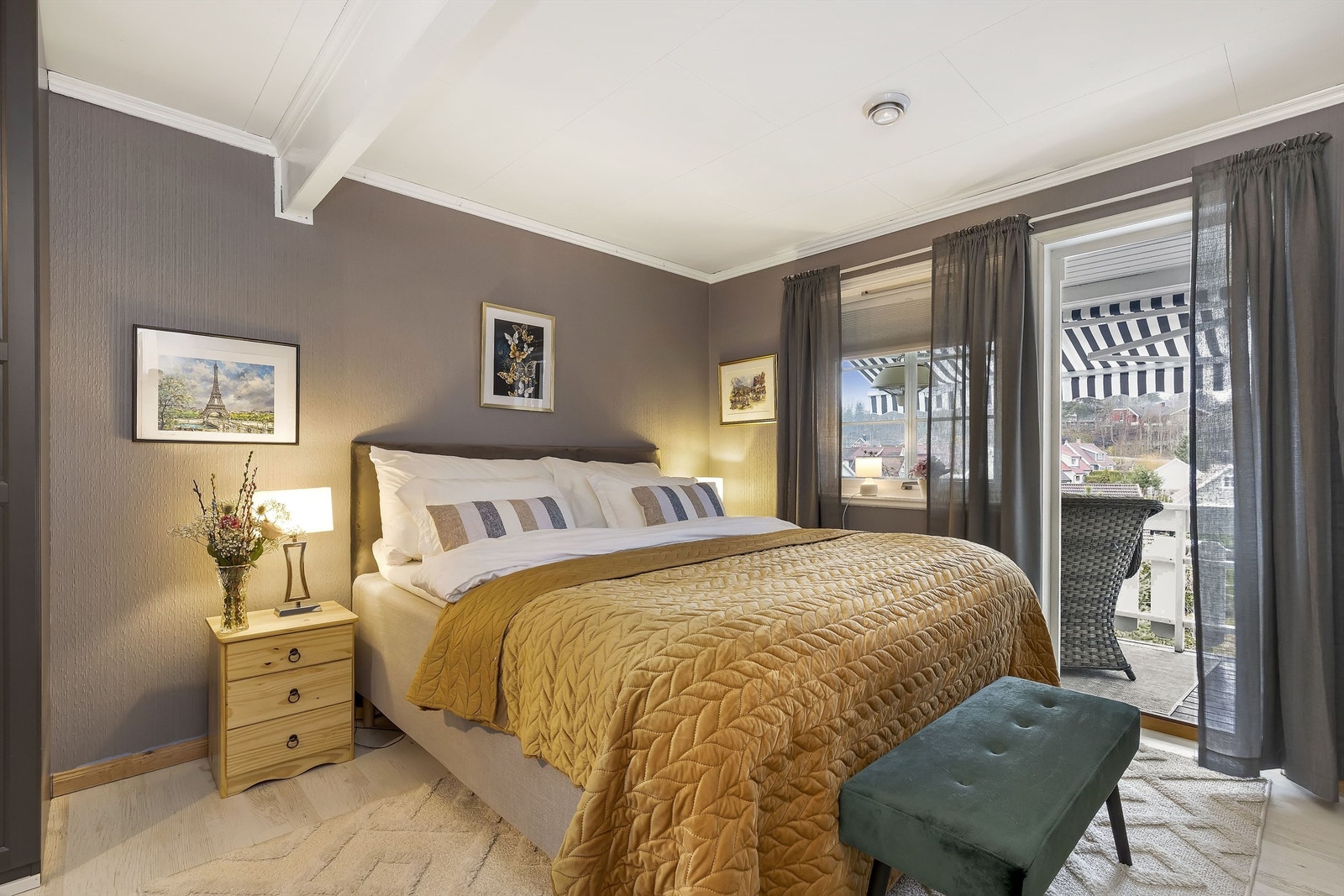 Utgang fra soverom og kjøkken til sørvestvendt balkong på ca. 6 m2. Galleribilde