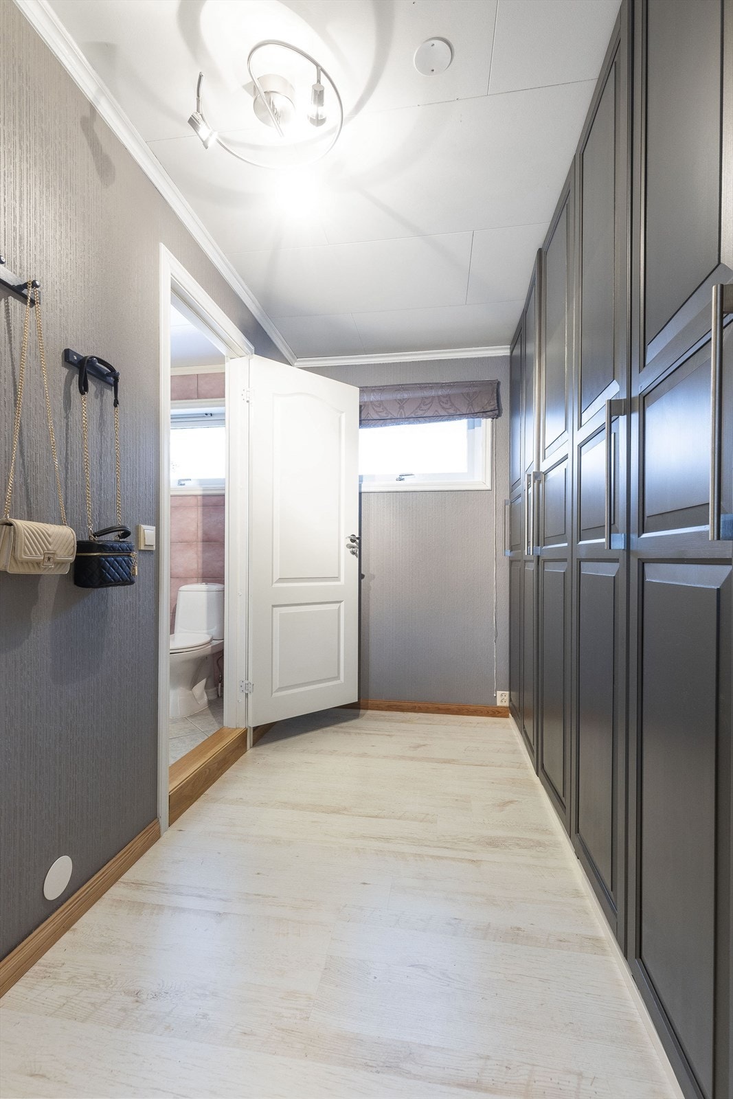 Garderobe soverom hovedetasje Galleribilde