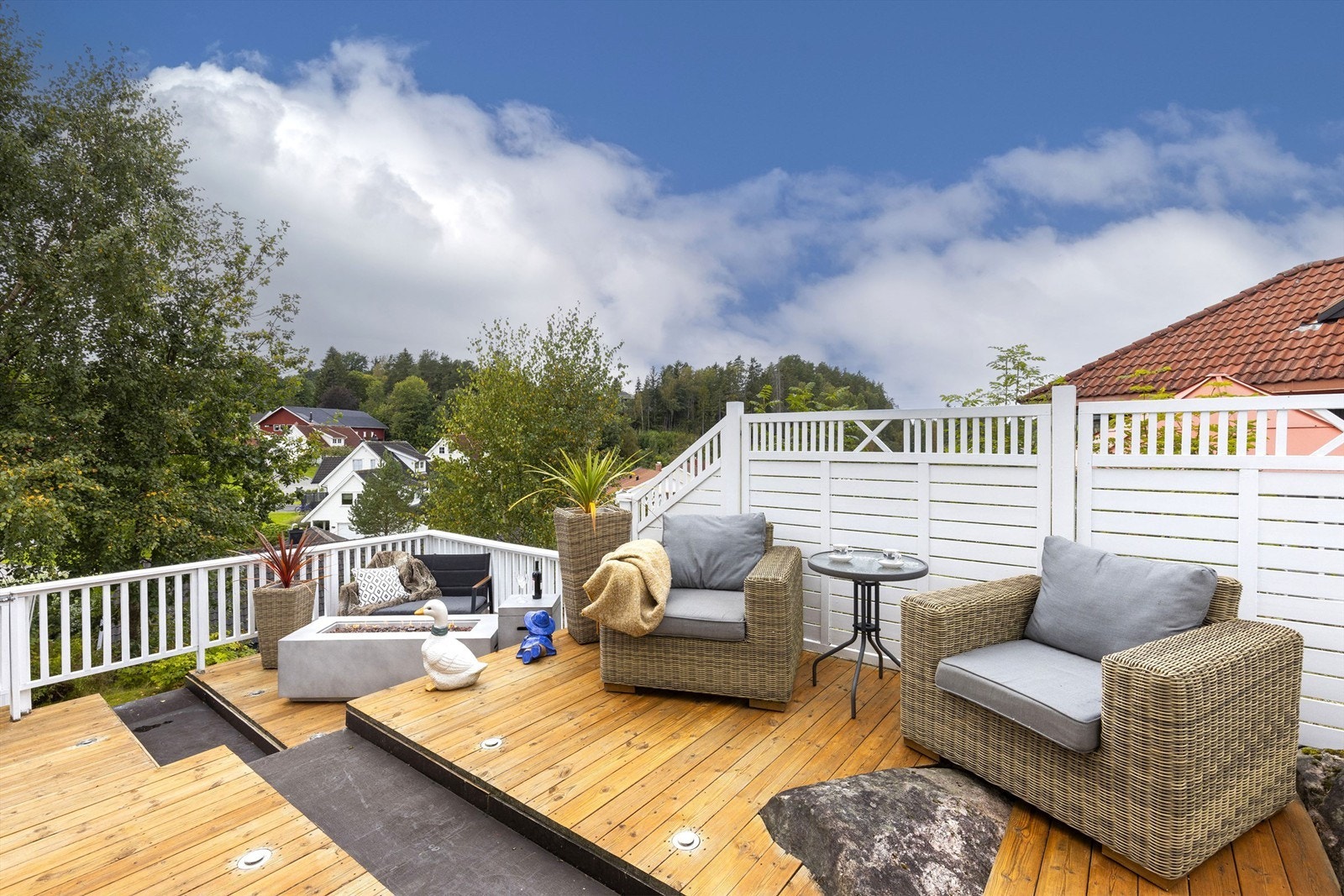 Terrassen er godt skjermet mot nabo med levegg. Galleribilde