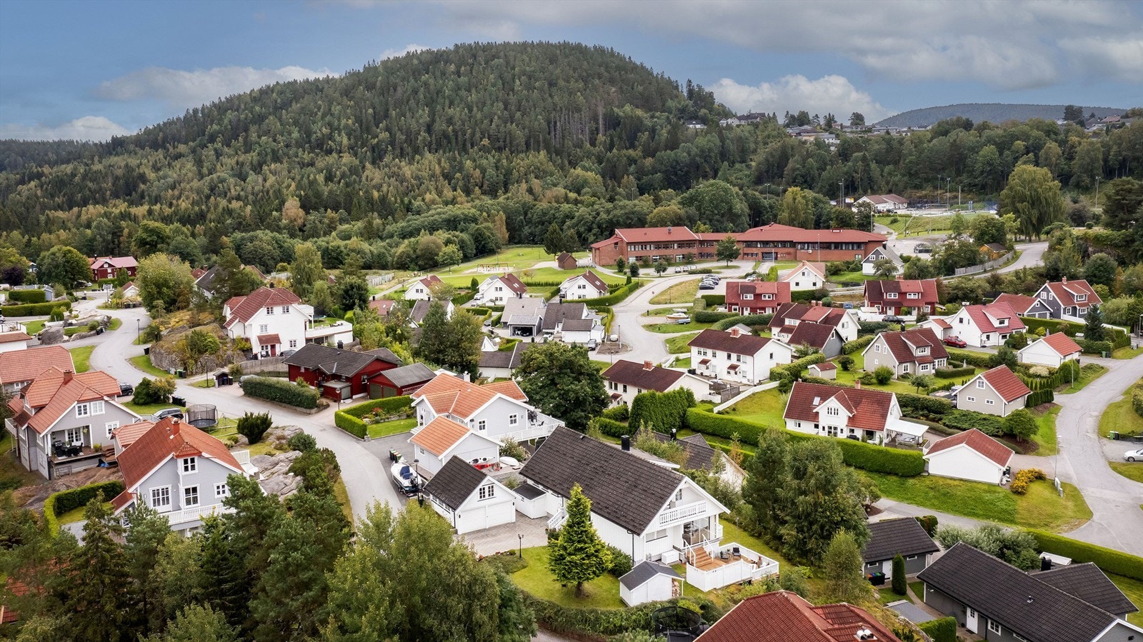 Eiendommen ligger fint til med friområde og lekeareal i umiddelbar nærhet, og det er også kort vei til fotballbane, dagligvare og fine turområder i området. Galleribilde