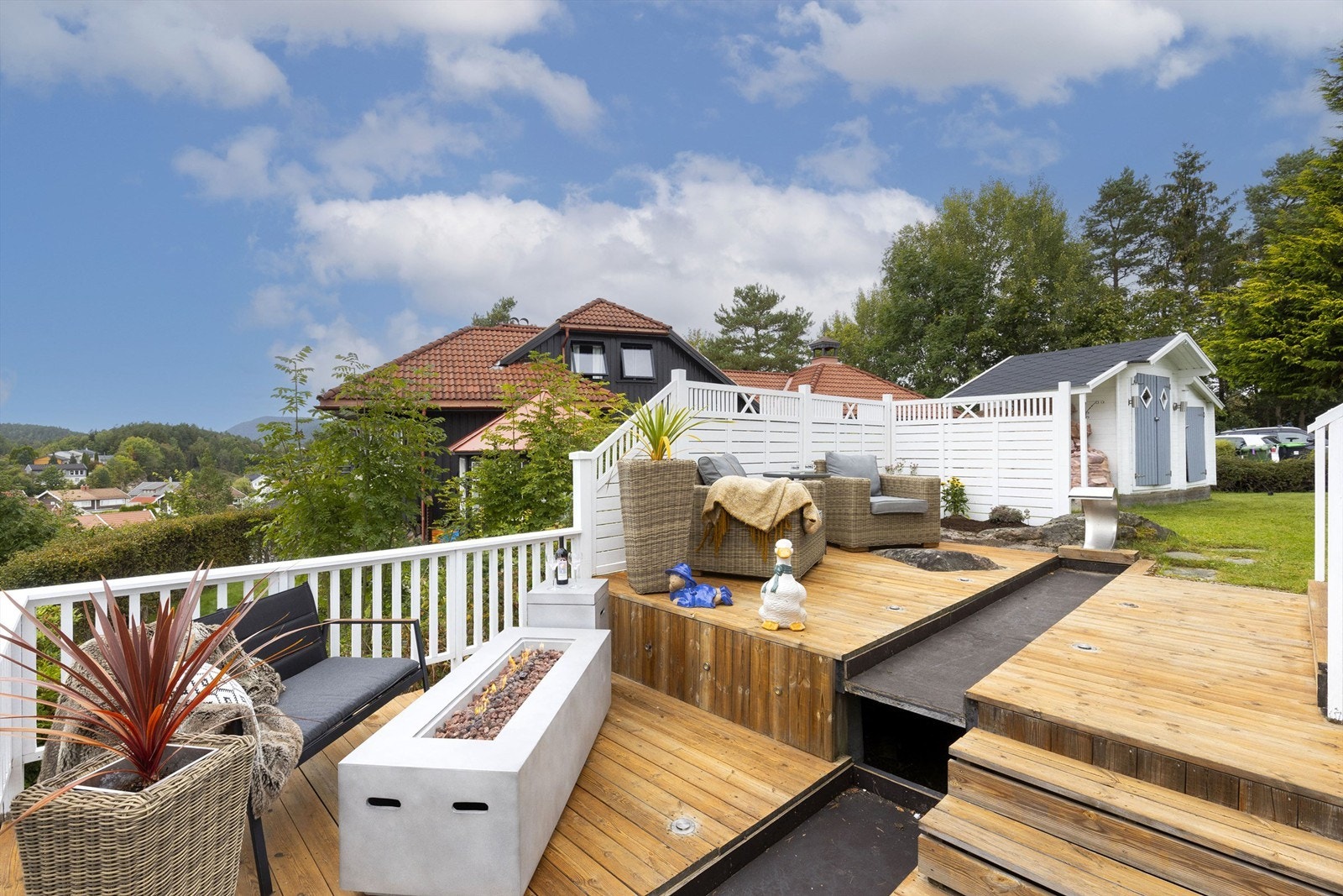 Nedfelte lys i gulv og trapp til terreng og vinterhage. Galleribilde