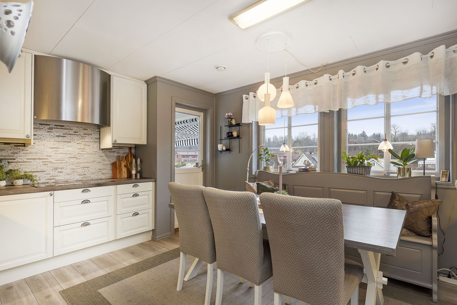 Integrert kjøleskap, stekeovn, microovn, koketopp og oppvaskmaskin medfølger. Galleribilde