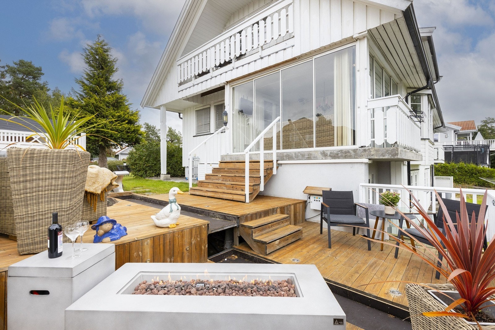 Hagen er godt utnyttet med flotte opparbeidet uteområder. Galleribilde