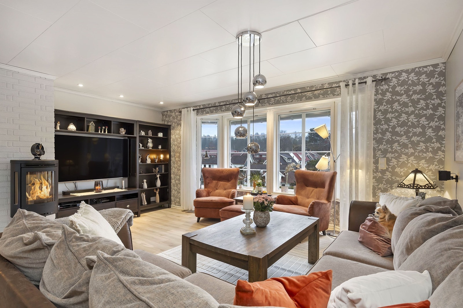 Boligen har elementpipe fra byggeår, og det er etablert ildsted i stuen. Galleribilde