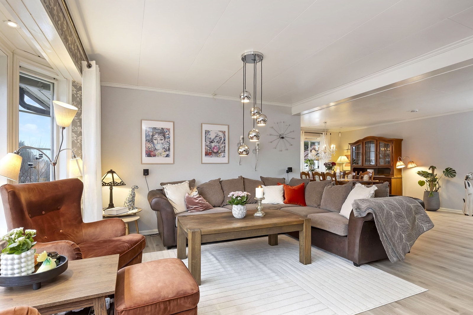 Boligen har hovedsakelig gulvflater belagt med laminat. Gulvfliser i entré. Vegger med malte flater og panel. Himlinger med malte takplater. Profilerte innerdører. Galleribilde