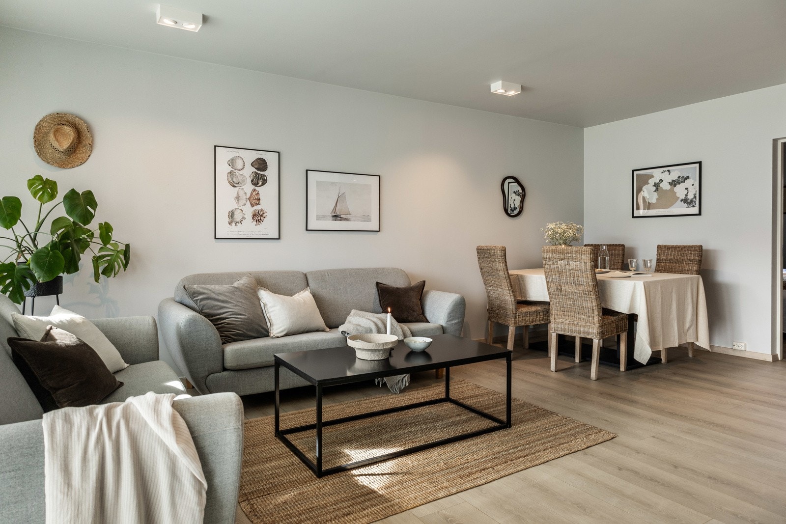 Stuen har god plass til sofamøblement og spisebord, og den åpne løsningen gir i tillegg plass til et par godstoler. Galleribilde