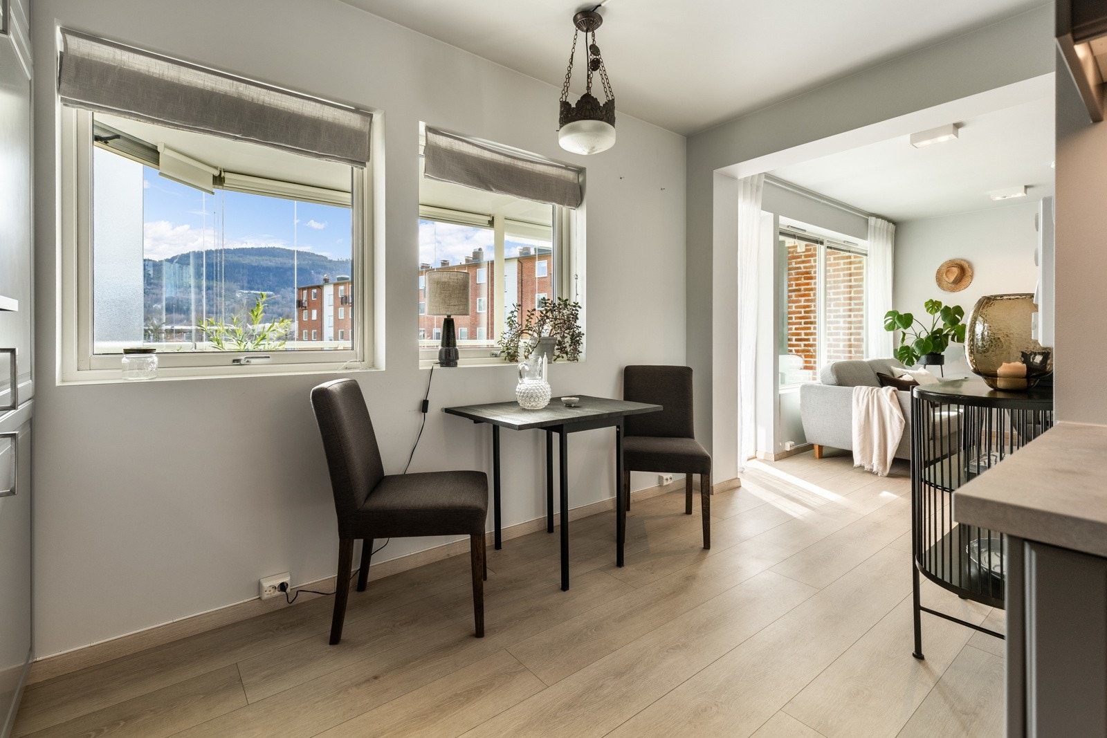 Det er god plass til et frokostbord på kjøkkenet. Galleribilde