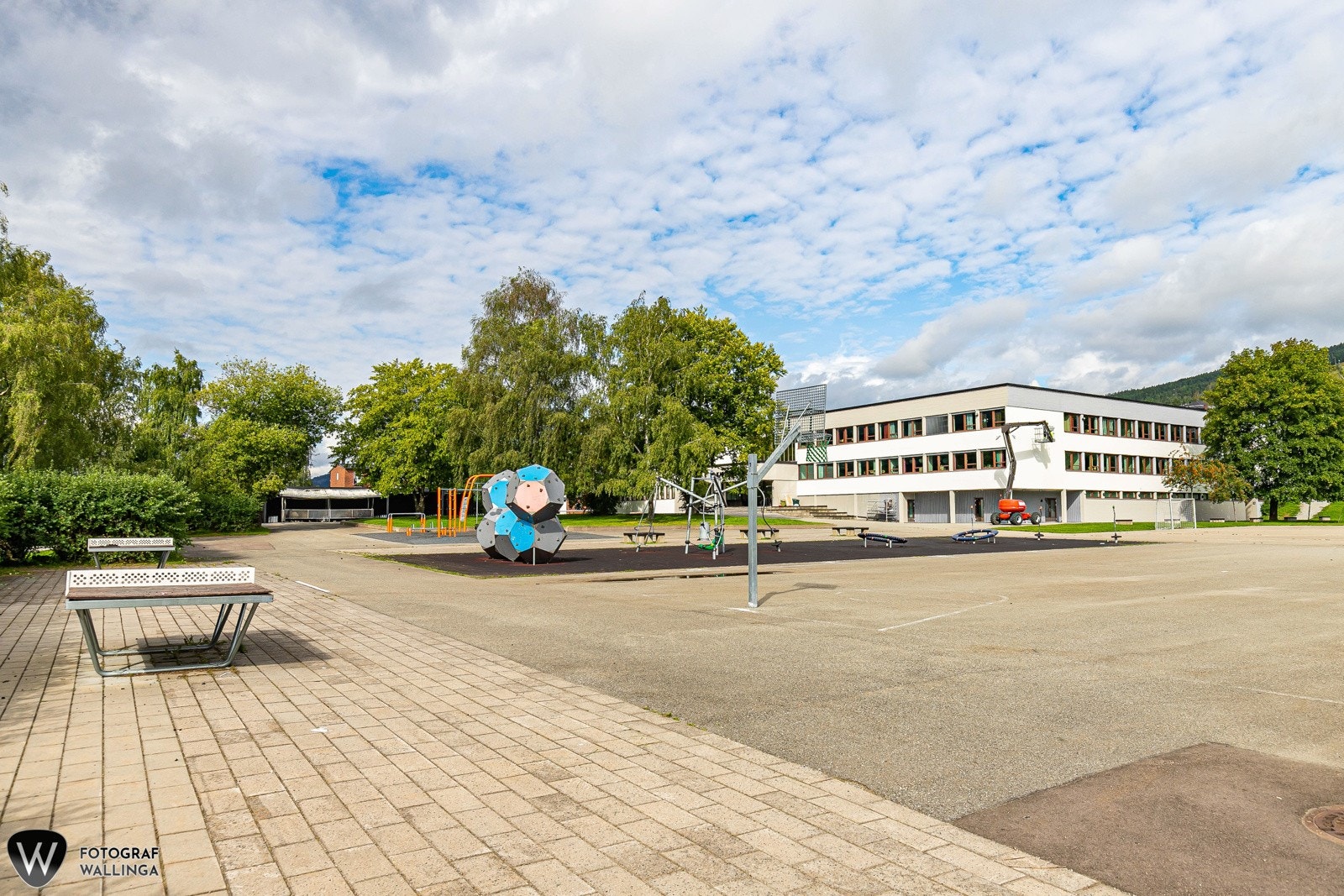 Fra leiligheten er det ca. 17 minutters gange til Aronsløkka barneskole, og for elever i ungdomstrinnene er det kun 4 min bort til Kjøsterud ungdomsskole. Galleribilde