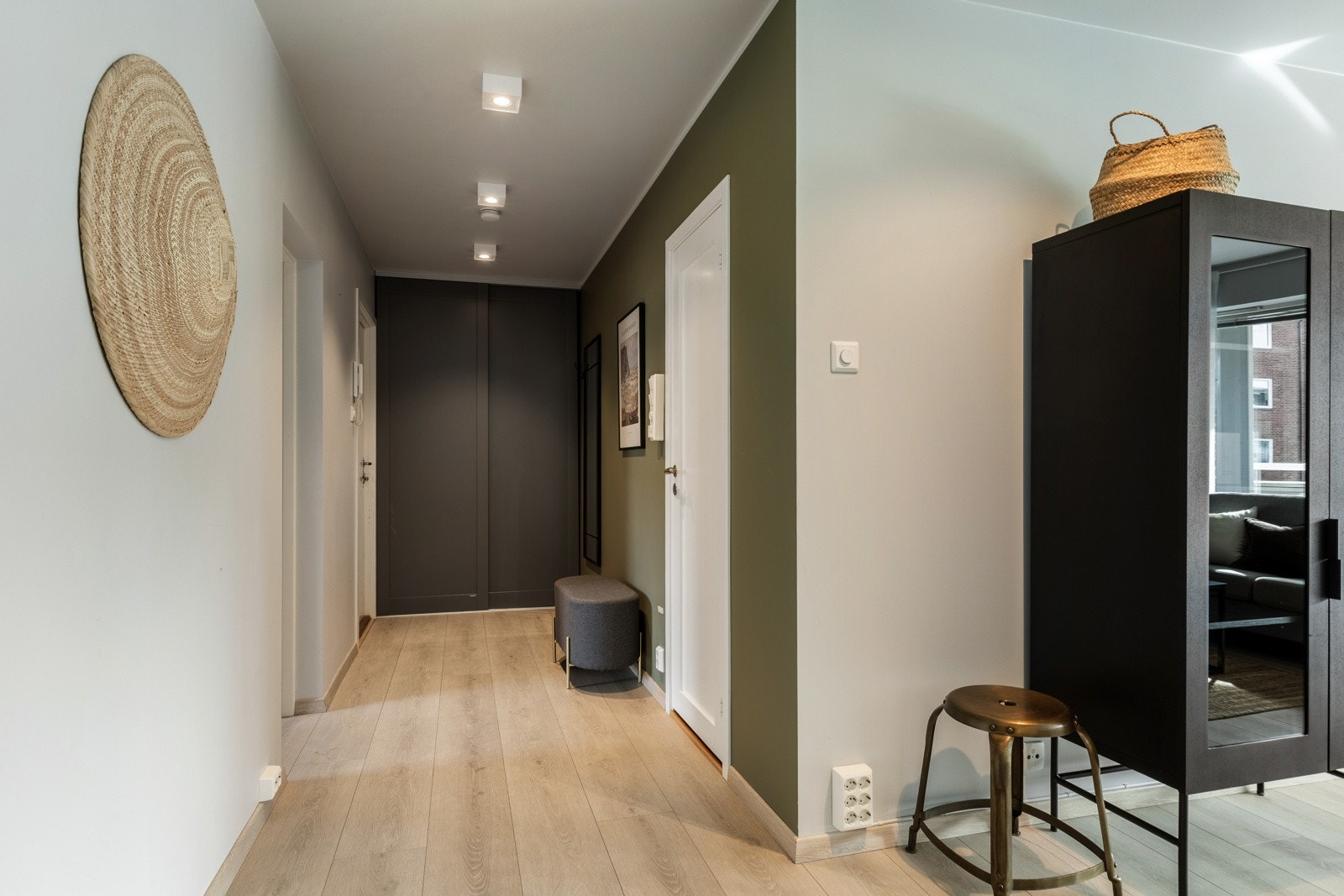 Det gode inntrykket starter i entreen, som har åpen løsning mot stuen og plassbygd skyvedørsgarderobe med mattsvarte fronter. Galleribilde