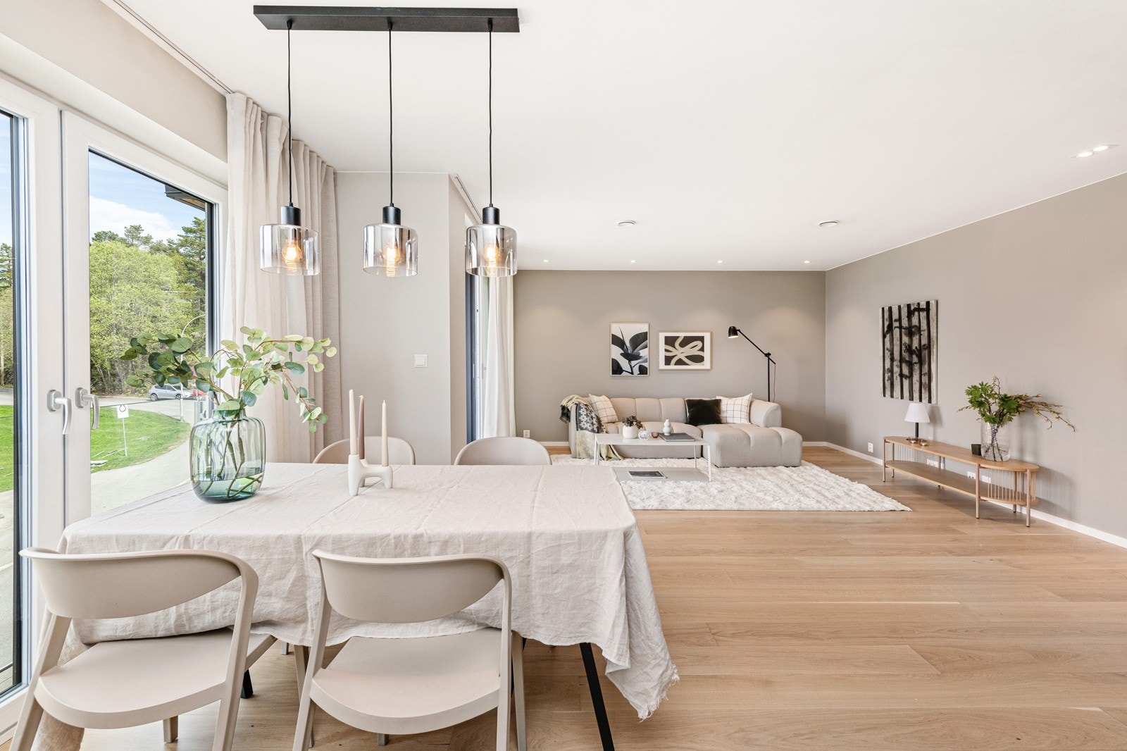 Stuen har beige-toner, parkettgulv og downlights for en diskret og elegant belysning. Galleribilde
