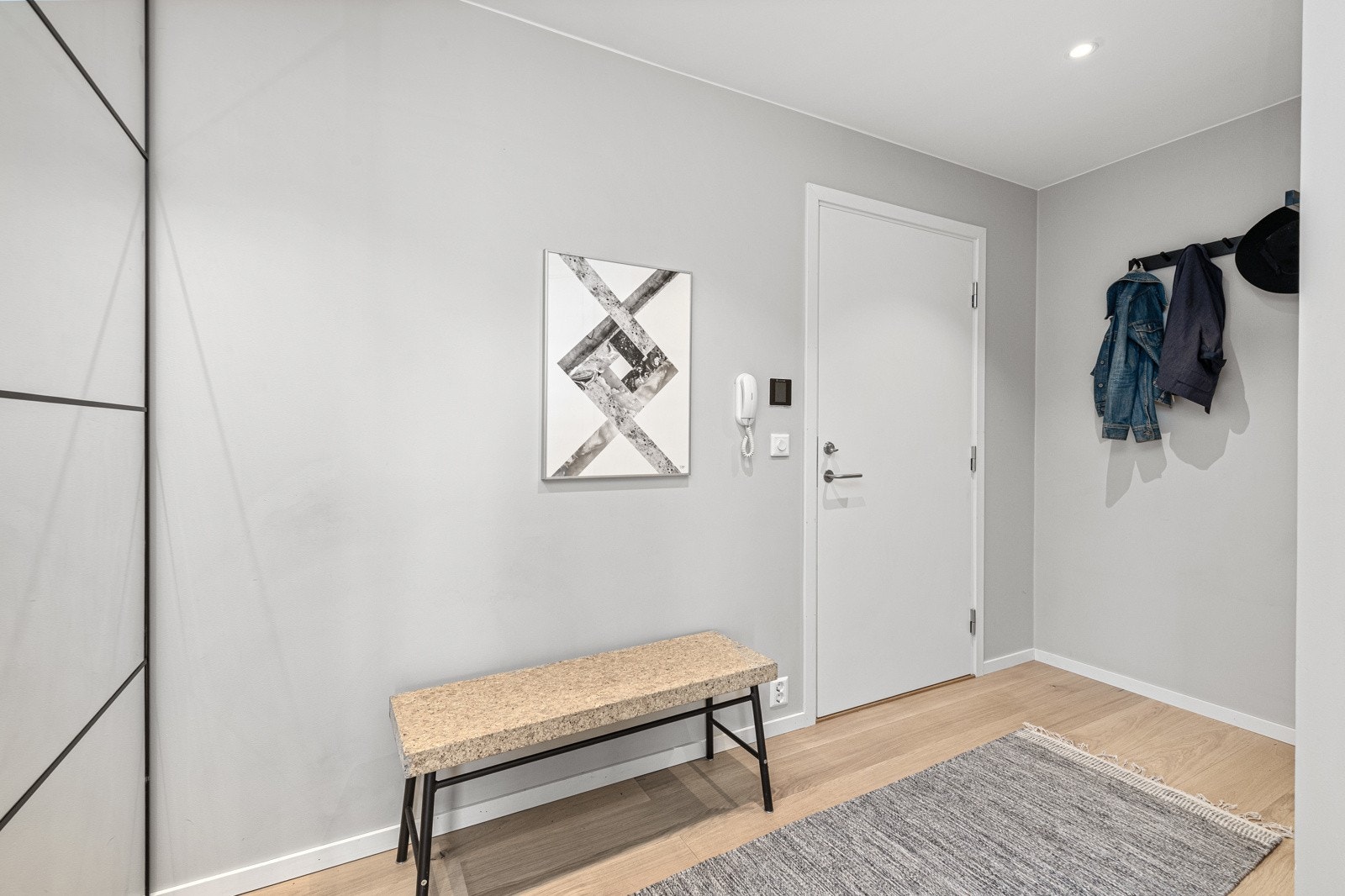 Entré med tilsvarende interiør som presentert i de øvrige rommene. Galleribilde