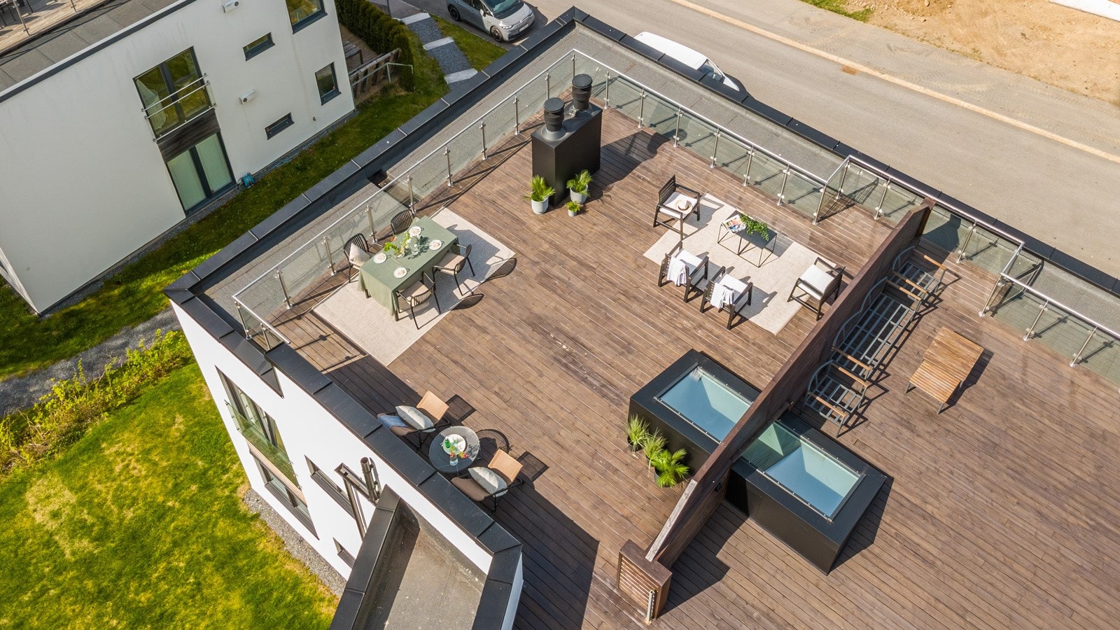 Her kan du slappe av i eget lounge-område, nyte solen på solsengene eller ta middagen ute. Galleribilde