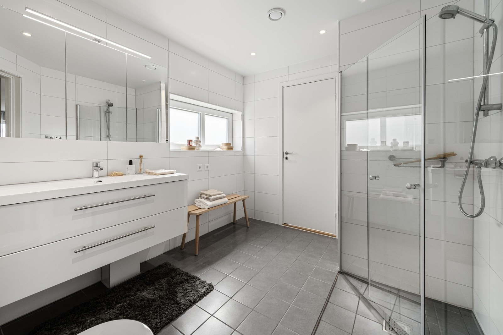 Badet har adkomst både fra gangen og i fra hovedsoverommet. Galleribilde