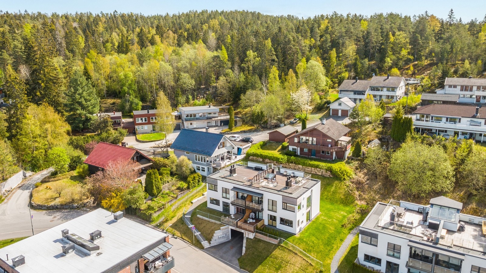 Området gir en perfekt kombo av å bo nære gode servcetilbud, skoler og barnehager samt tøffelavstand til marka. Galleribilde